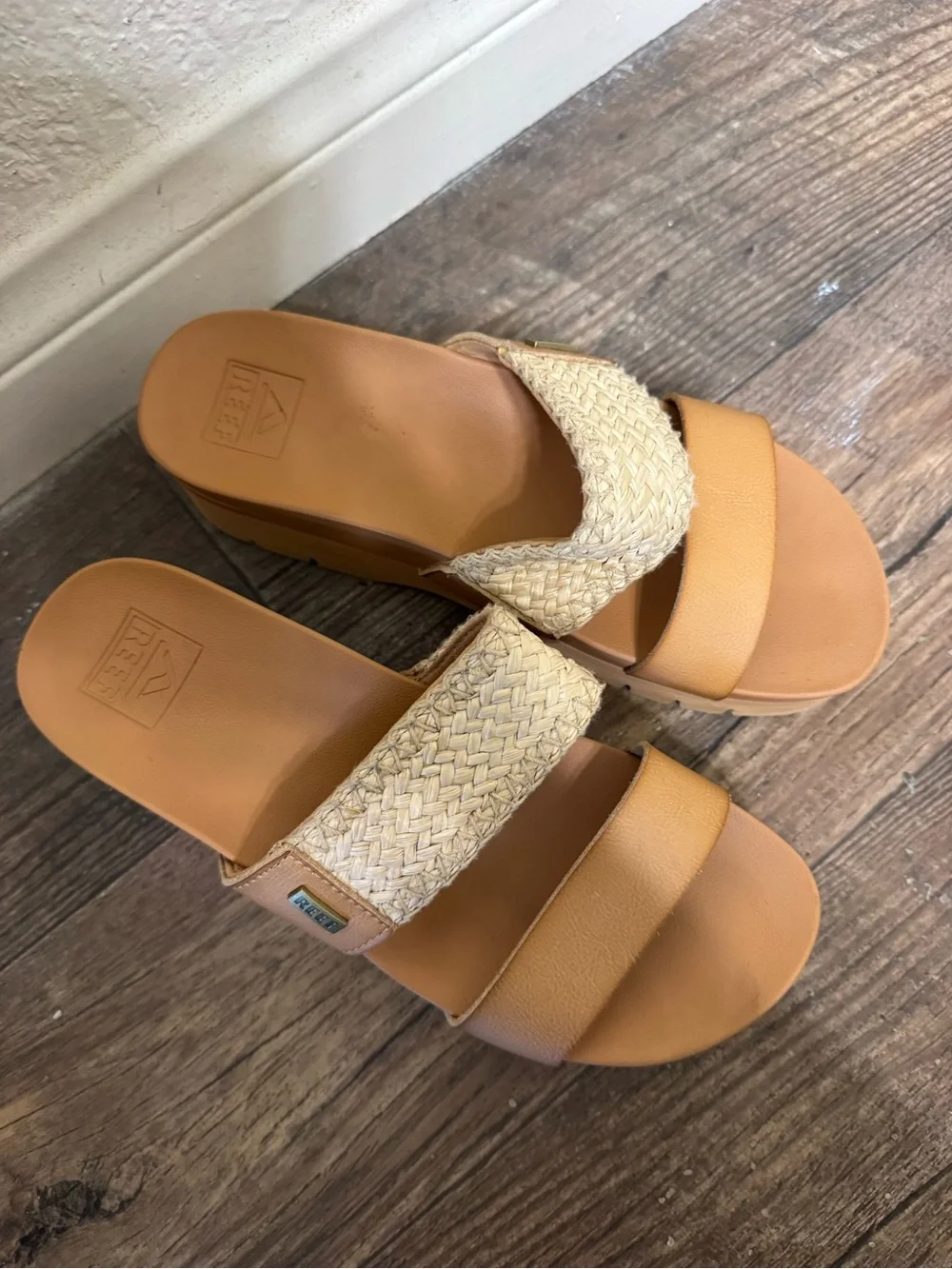 Reef Cushion Vista Higher Platform Sandal in Natural Raffia. Sz 8. Worn once. - Picture 5 of 12